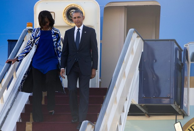 A primeira-dama dos Estados Unidos, Michelle Obama, com o marido, o presidente americano Barack Obama, em viagem pela Índia (Foto: AFP)