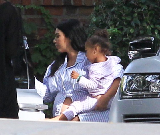Kim Kardashian deixa o seu chá de bebê com North West (Foto: Perez-Nic/X17online.com)