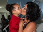 Momento fofura: Scheila Carvalho leva a filha para evento de estética