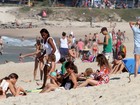 Claudia Abreu vai à praia com a família no Rio