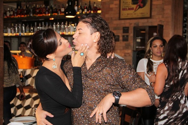 Gyselle Soares dando beijinho em David Brazul (Foto: Instagram / Reprodução)