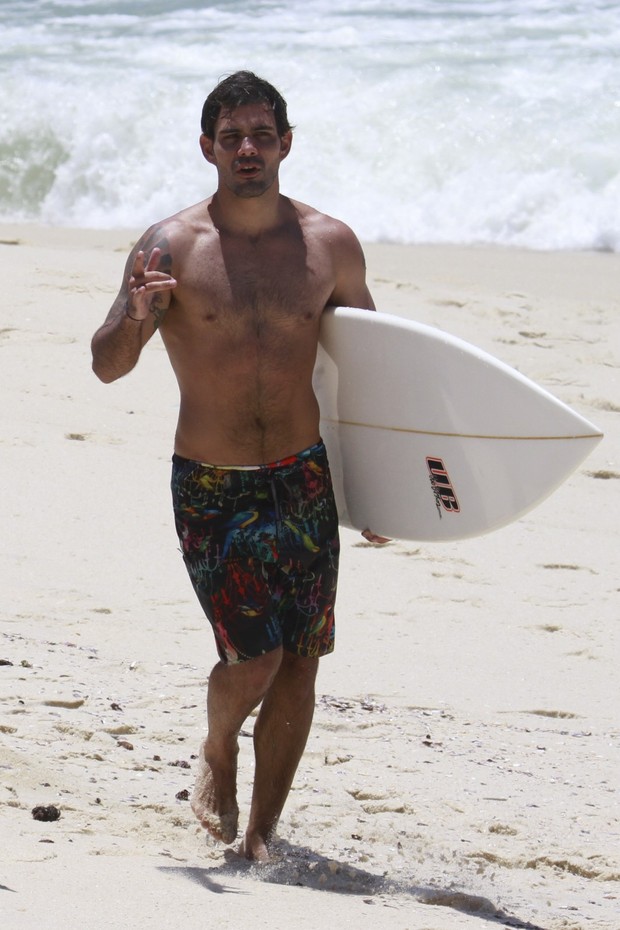 Juliano Cazarré surfa na praia da Macumba (Foto: Dilson Silva / Agnews)