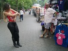 Andressa Urach troca de blusa e tira o sutiã no Central Park, em Nova York