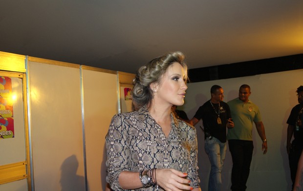 Claudia Leitte chega com rolinhos no cabelo (Foto: Amelia Doria - Agência Fred Pontes / Divulgação)