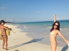 De biquíni, Bebel Gilberto exibe boa forma em praia no México
