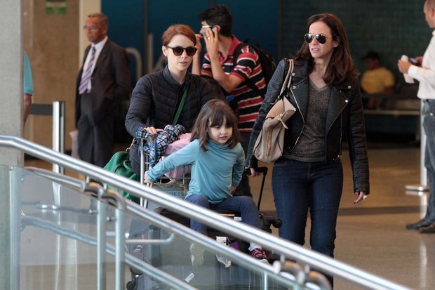 Débora Falabella e filha Nina no aeroporto (Foto: Orlando Oliveira/AgNews)