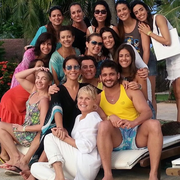 Ivete posta foto com grupo de amigos, incluindo Xuxa: &quot;Amores de mainha&quot; (Foto: Reprodução/Instagram)