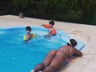 Priscila Pires mostra corpão em dia de piscina