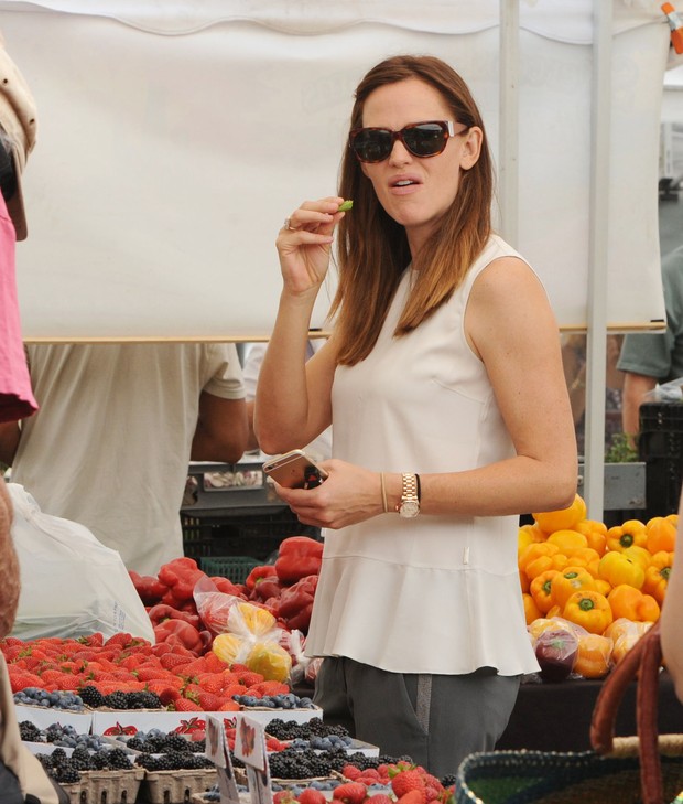 Jennifer Garner encara paparazzo durante compras em feira (Foto: X17)