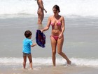 Letícia Birkheuer se diverte com o filho em dia de praia no Rio