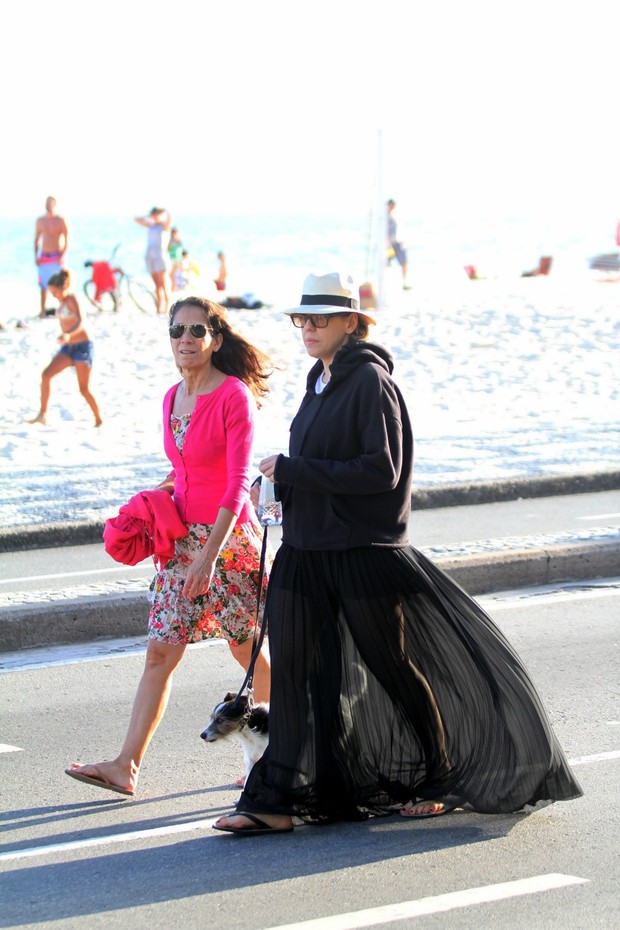 Bárbara Paz usou saia e moletom para caminhar no Rio (Foto: Wallace Barbosa\ AgNews)