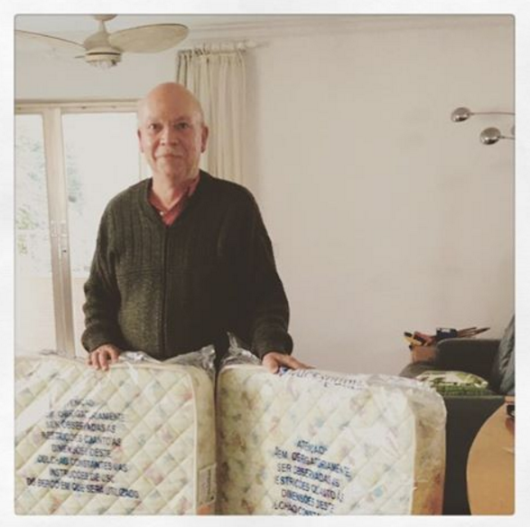 Valter Piovani, pai de criação da Luana Piovani, com os colchões dos neto (Foto: Reprodução / Instagram)