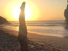 Suzana Alves mostra equilíbrio em exercício na praia