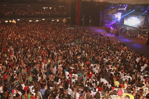 Visão panorâmica da pista em frente ao palco de Anitta (Foto: Isac Luz/EGO)