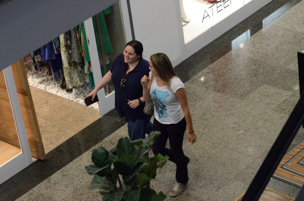 Fernanda Gentil passeando no shopping (Foto: Wallace Barbosa/AgNews)