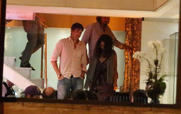 Ashton Kutcher com a namorada a atriz Mila Kunis e Luciano Huck  (Foto: Delson Silva / AgNews)