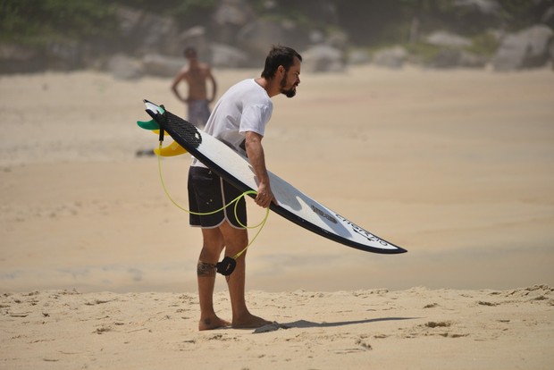 Paulo Vilhena surfa na Prainha (Foto: Dilson Silva / AgNews)
