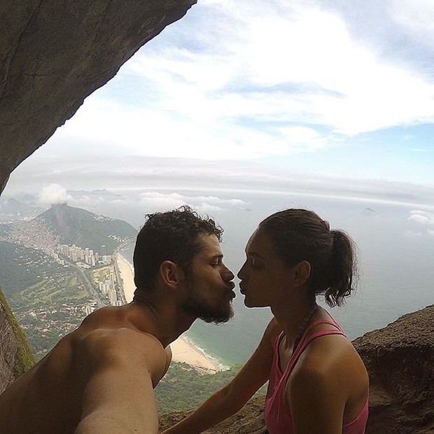 José Loreto e Débora Nascimento na Pedra da Gávea, na Zona Sul do Rio (Foto: Instagram/ Reprodução)