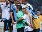 Vídeo: Carolina Portaluppi comemora título do Grêmio com o pai