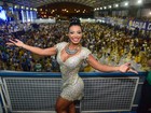Cinthia Santos usa vestido coladinho em ensaio de escola de samba