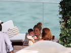 Shakira curte tarde com o filho em terraço de hotel