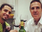 Após polêmica com filhos, Latino toma vinho com macaco a tiracolo