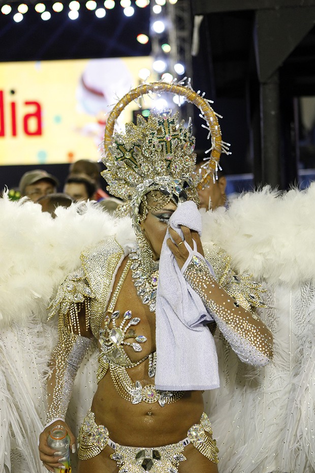 Angela Bismarchi desfila pelo Império Serrano (Foto: Marcos Serra Lima/ EGO)