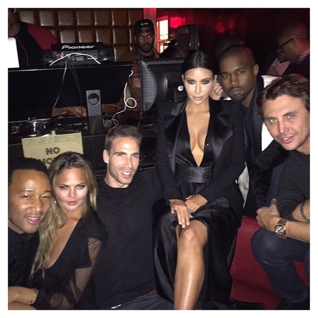 Kim Kardashian e Kanye West com amigos no aniversário de John Legend (Foto: Instagram/ Reprodução)