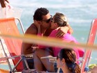 Fred troca beijos em praia carioca