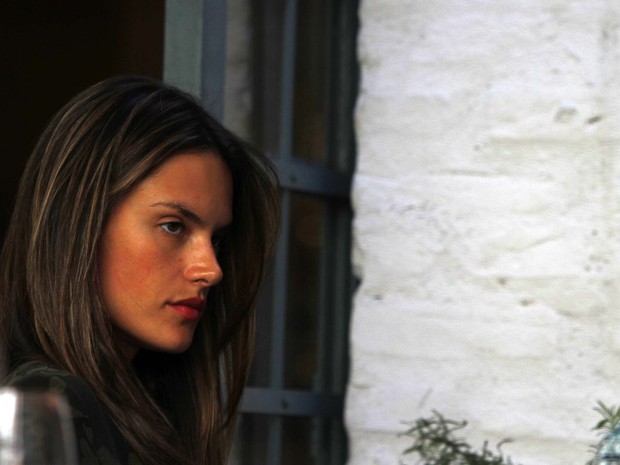 Alessandra Ambrósio almoça com amigos (Foto: Paduardo / AgNews)