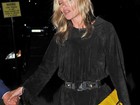 Visivelmente alcoolizada, Kate Moss sai de restaurante amparada pelo marido