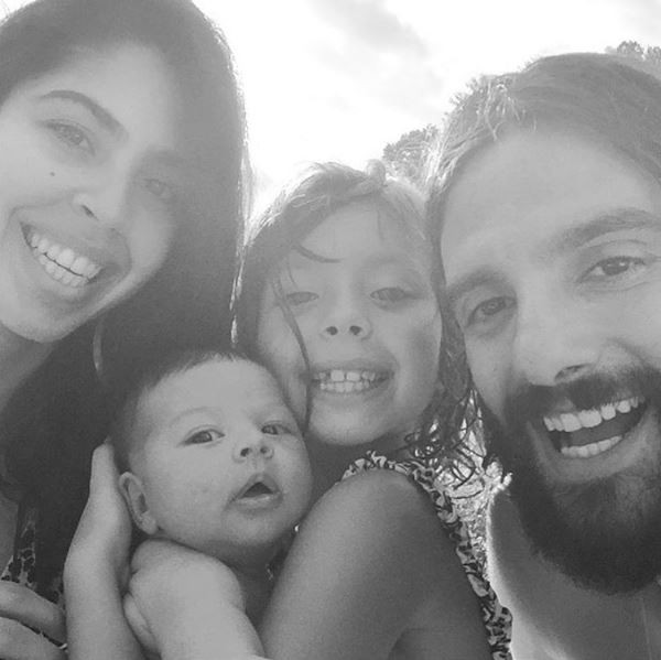 Bela Gil com os filhos, Flor e Nino, e o marido, JP Demasi (Foto: Reprodução/Instagram)