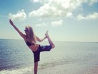 Thalia mostra boa forma ao praticar ioga