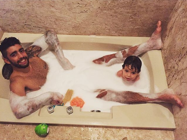 Pedro Scooby e Dom na banheira (Foto: Reprodução/Instagram)