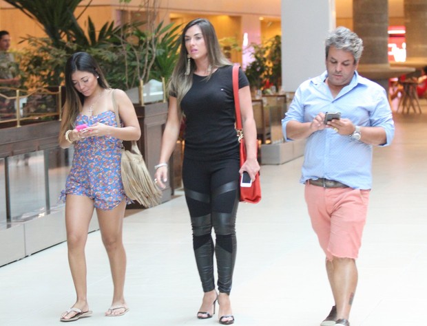 Nicole Bahls em shopping do Rio (Foto: Johnson Parraguez / Foto Rio News)