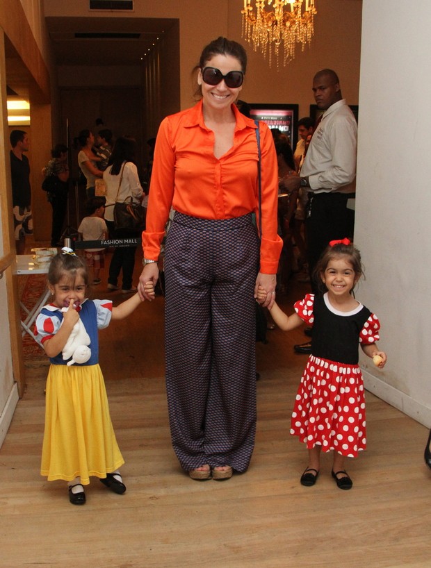 Giovanna Antonelli com as filhas (Foto: Daniel Delmiro/Agnews)