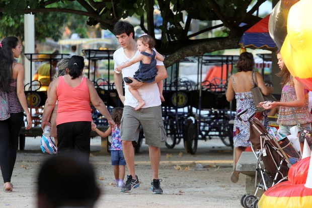 Mateus Solano leva sua filha para brincar na Lagoa (Foto: Wallace Barbosa/AgNews)