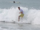 Paulinho Vilhena surfa em praia no Rio e mostra habilidade