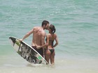 Fernanda de Freitas vai à praia com namorado no Rio