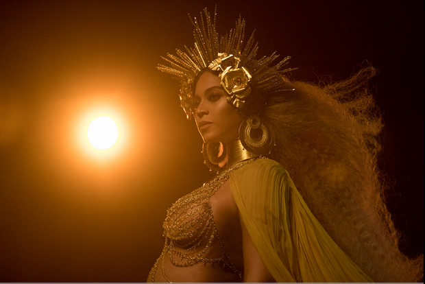 Beyoncé durante gravação exibida antes da apresentação no Grammy  (Foto: Reprodução / Site Beyoncé)