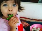 Bela Gil posta vídeo da filha pequena  comendo brócolis