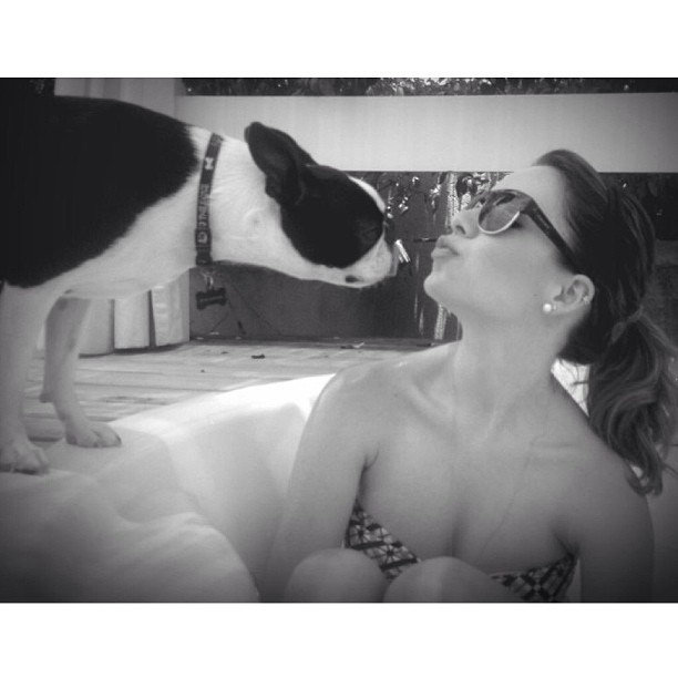 Sandy de biquíni com o cachorro (Foto: Instagram / Reprodução)