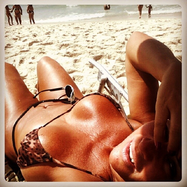 Solange Gomes na praia (Foto: Reprodução/Instagram)