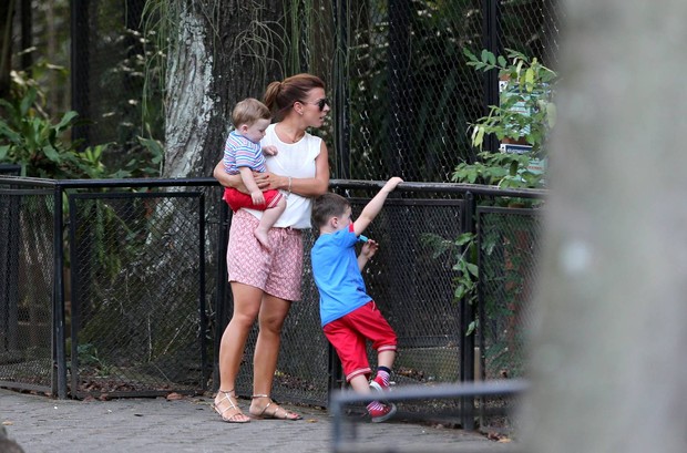 Coolen Rooney leva os filhos a zoológico no Rio (Foto: André Freitas/AgNews)
