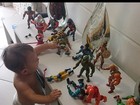Filho de Priscila Pires se diverte com os brinquedos do pai