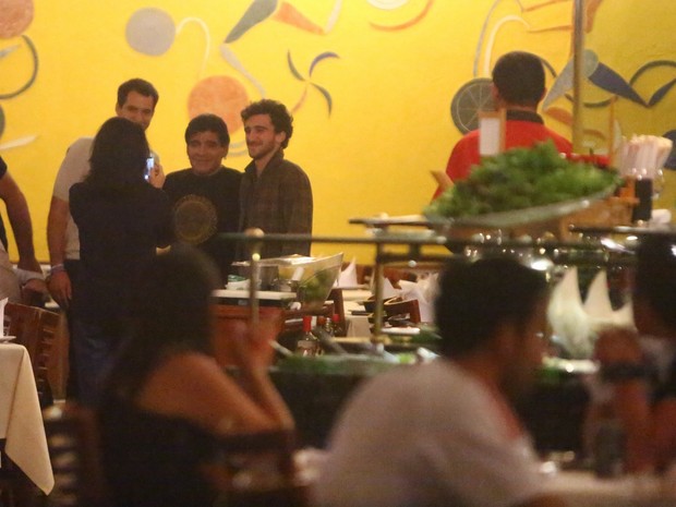 Maradona posa com fã em restaurante na Zona Oeste do Rio (Foto: Marcello Sá Barreto/ Ag. News)