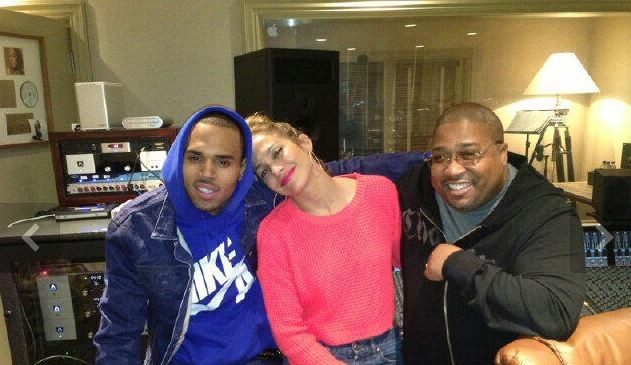 Jennifer Lopez e Chris Brown no estúdio (Foto: Reprodução/ Twitter)