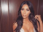 Kim Kardashian abusa do carão e blusa decotada 