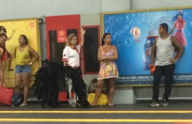 Solange Gomes indo embora de metrô (Foto: EGO)