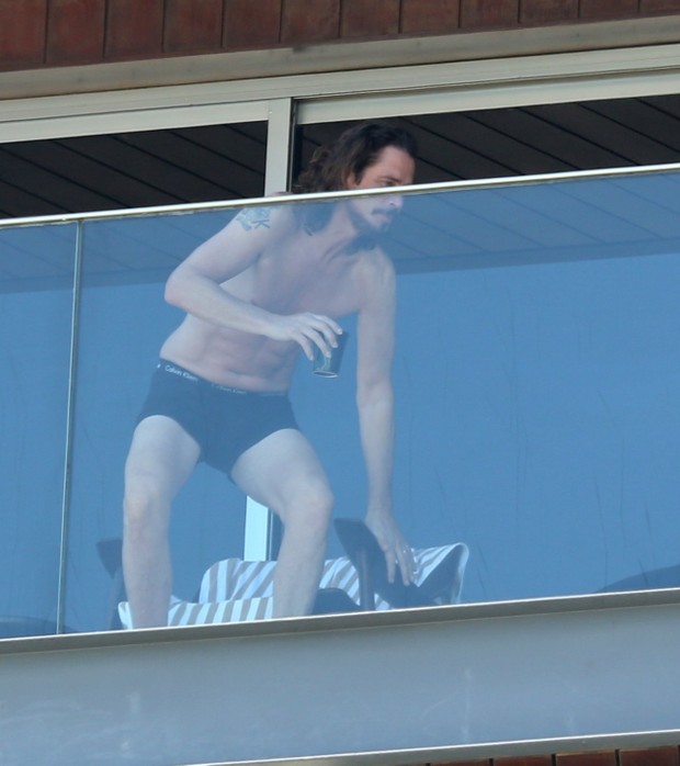 Chris Cornell  de cueca em sacada de hotel (Foto: Andre Freitas / AgNews)
